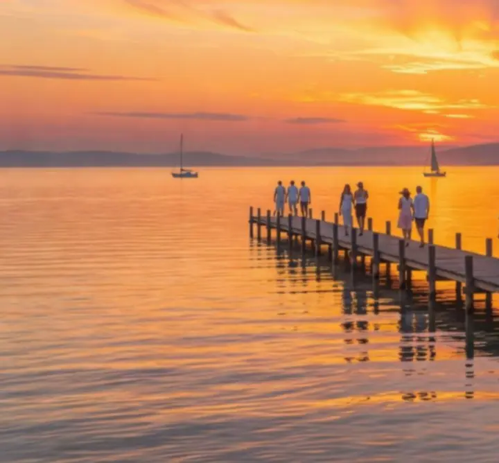 Naplemente a Balaton partján, stéggel és nyugodt vízzel